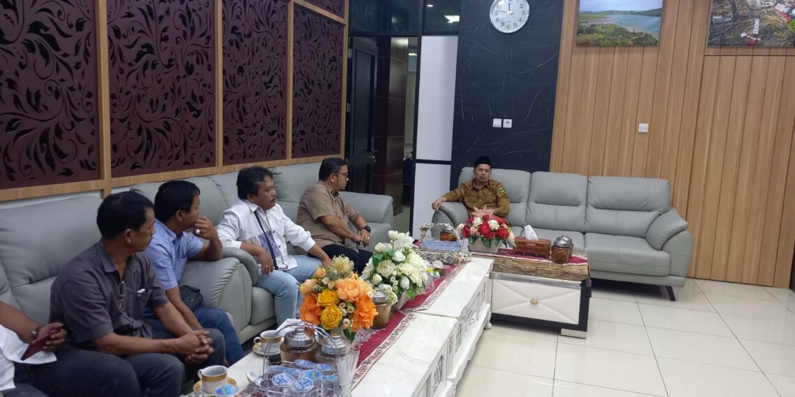 Sekretaris DPRD Sumbar Raflis Sambut Kunjungan Komisi A DPRD Toba
