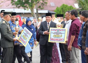 Hadiri Prosesi Penurunan Bendera HUT RI, Suwirpen Suib Doakan Masyarakat Semakin Sejahtera
