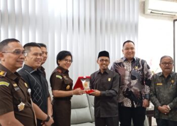 Ketua Sementara DPRD Sumbar Irsyad Safar Terima Kunjungan Kajati Sumbar