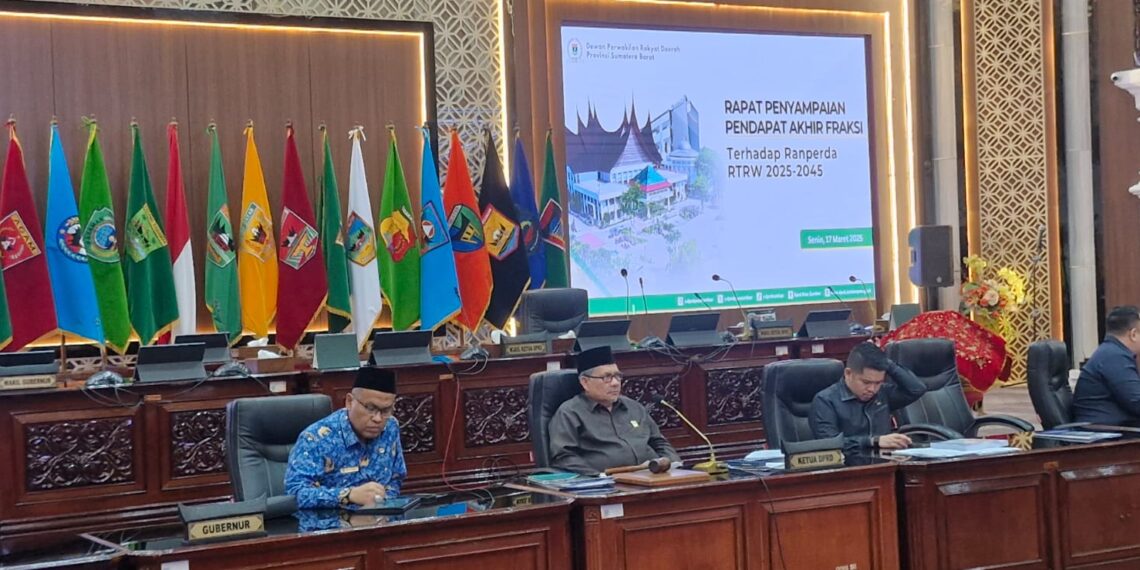 DPRD Sumbar Gelar Rapat Paripurna Penyampaian Pendapat Akhir Fraksi terhadap Ranperda RTRW 2025-2045