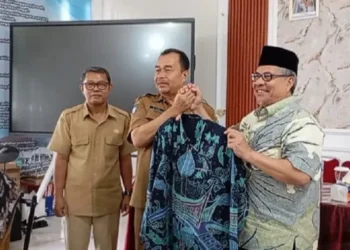 Ketua DPRD Sumbar Serahkan Baju Batik ke Guru SMAN 10 Padang
