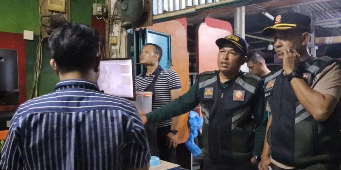 Satpol PP Lakukan Pengawasan di Sejumlah Warnet di Kawasan Padang Utara